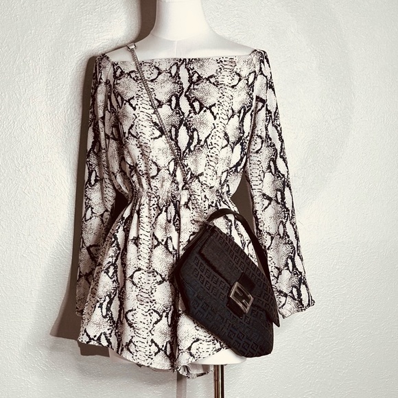 Tobi Bite Me Taupe Multi Snakeskin‎ Print Off The Shoulder Shorts Romper Sz S - Picture 4 of 11